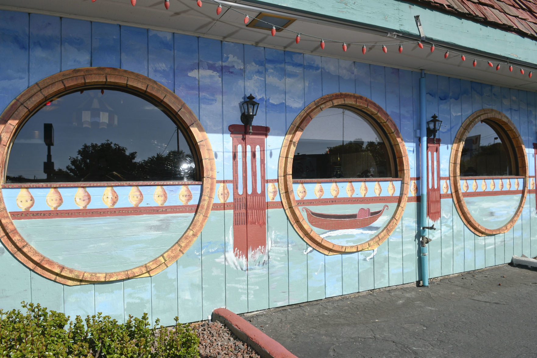 091719 La Botte mural 07.jpg